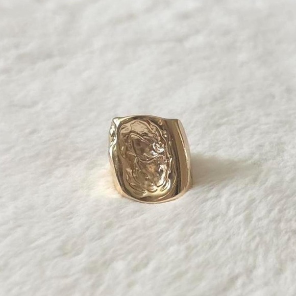 5/$25 🩷 Women’s Gold Sculpted Statement Ring - Picture 3 of 4